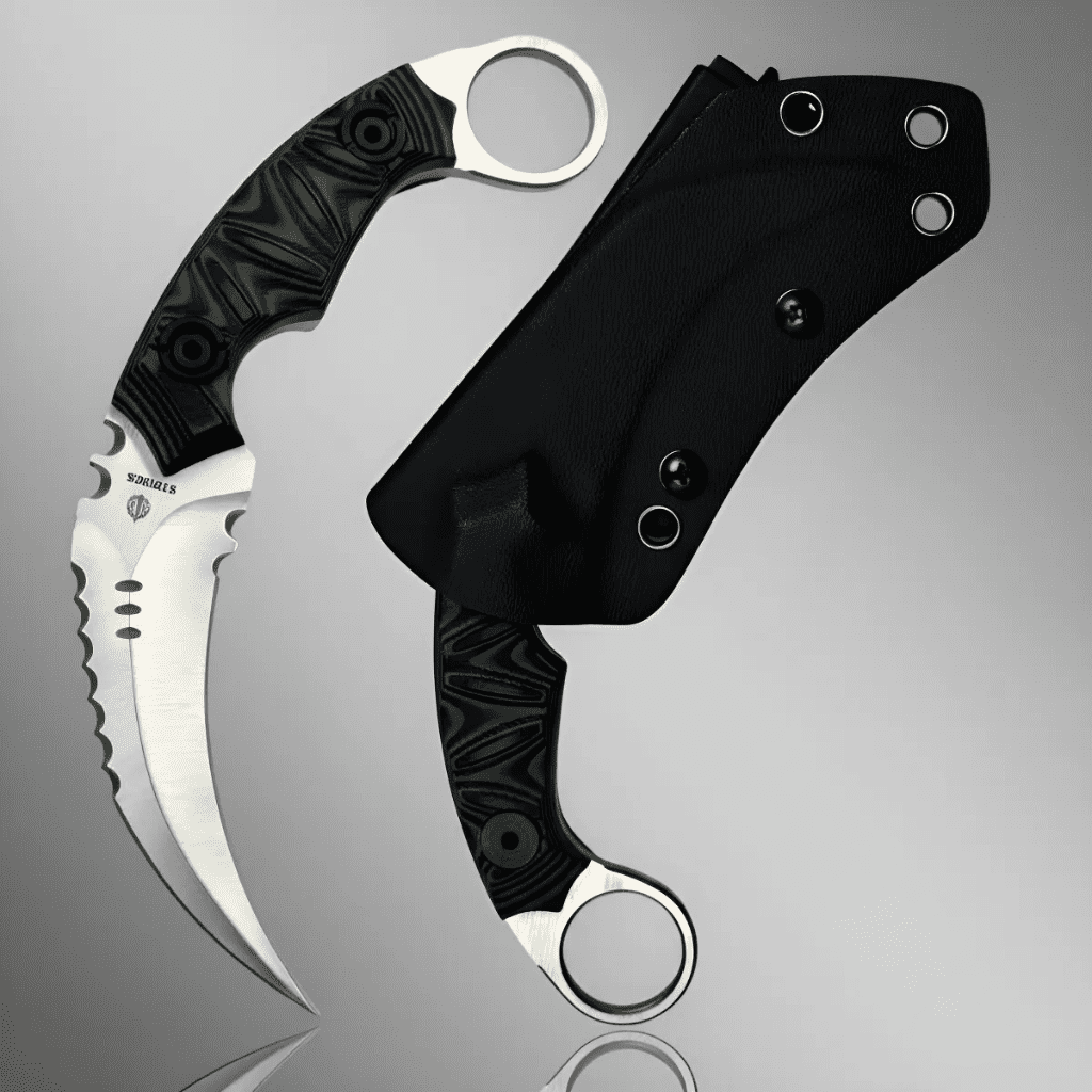 "Faca tática curva estilo Karambit da marca Stryker com cabo preto texturizado e anel de segurança, exibida ao lado de sua bainha rígida preta sobre fundo cinza."