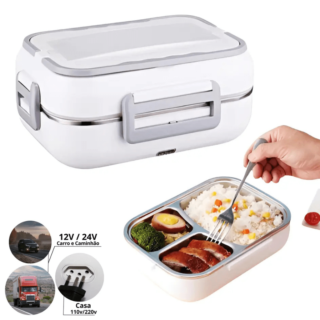 "Marmita elétrica portátil fechada na cor branca com travas cinzas, posicionada acima de sua bandeja interna de aço inox contendo comida e uma mão com garfo."