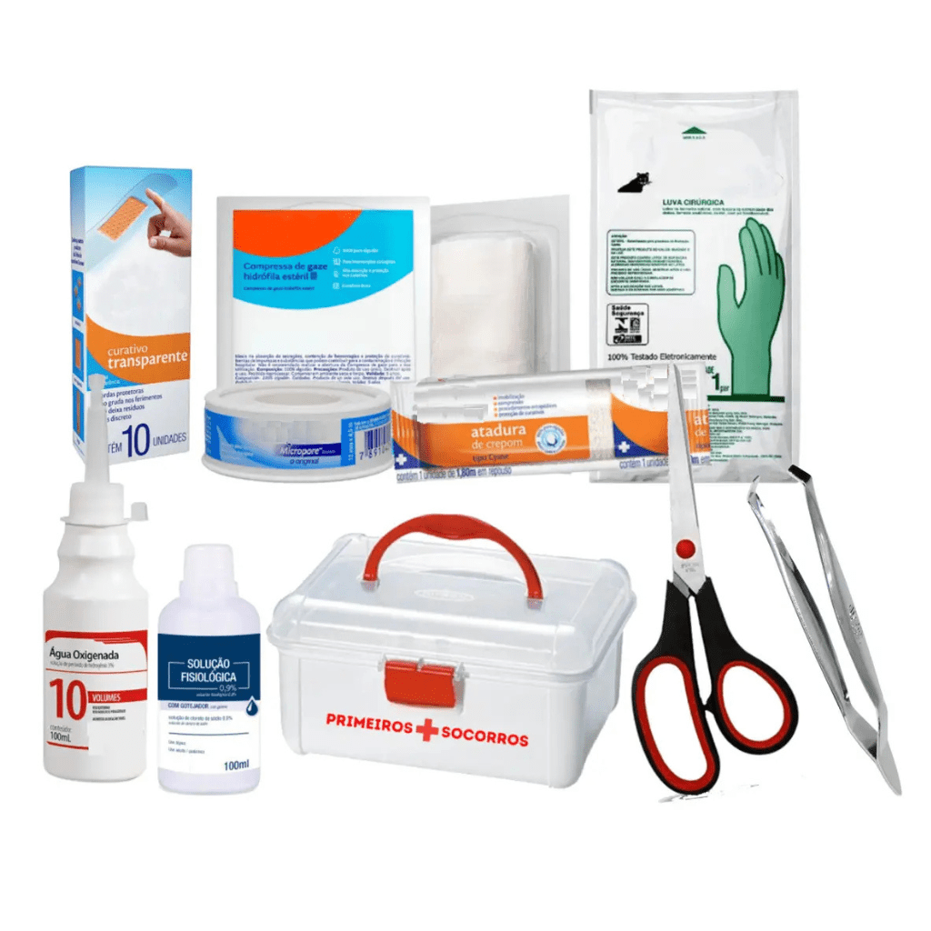 "Kit de primeiros socorros exibindo maleta plástica com alça vermelha rodeada por frascos de água oxigenada, soro, gaze, atadura, fita micropore, tesoura e pinça."