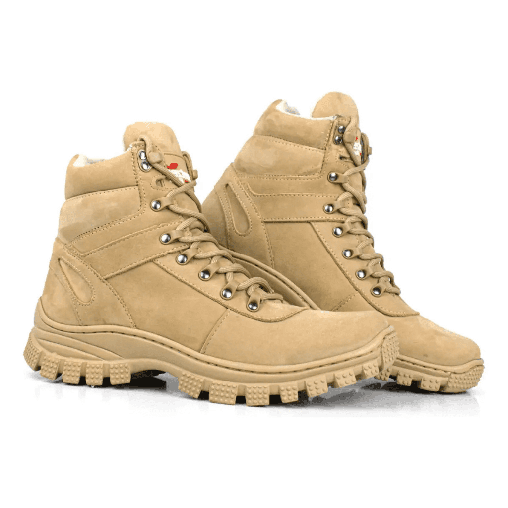 "Par de botas coturno militar masculino na cor areia com cano alto acolchoado, passadores de cadarço em metal e solado tratorado de borracha sobre fundo branco."